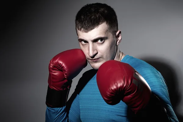 Boxeador en guantes rojos — Foto de Stock