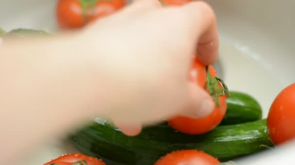 Πλύνετε τα λαχανικά σε ένα νεροχύτη — Αρχείο Βίντεο