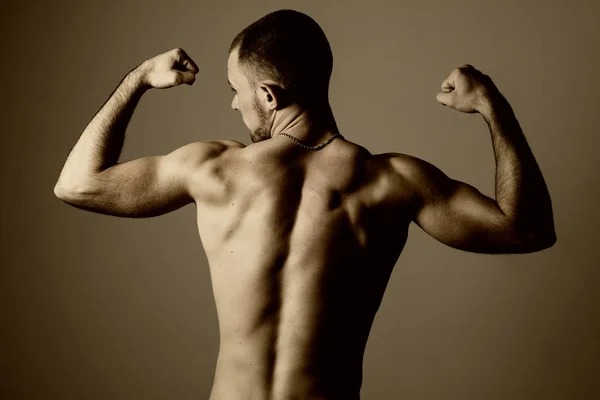 Portret van een gespierde knappe jonge man — Stockfoto