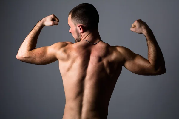 Porträt eines gut aussehenden, muskulösen jungen Mannes — Stockfoto