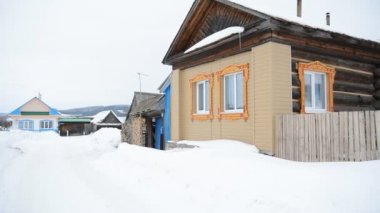 Eski ahşap evi oyma çerçeveler ile