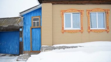 Eski ahşap evi oyma çerçeveler ile