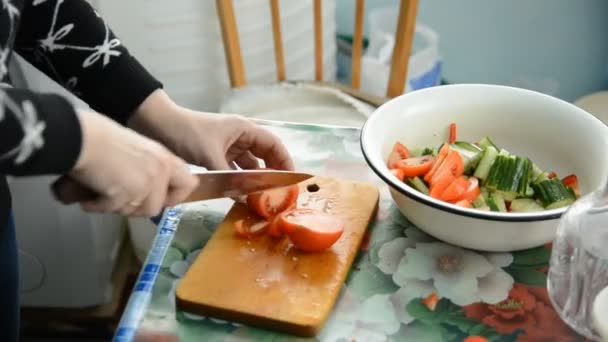 Mujer manos rebanando tomate — Vídeo de stock