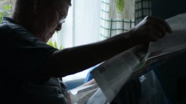 Komuta sizde gazete okuma 