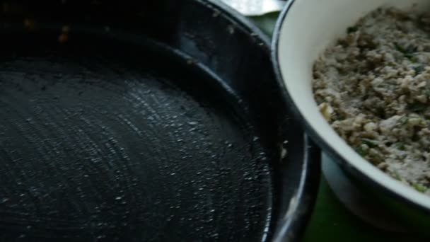 Vieilles femmes prépare la pâte pour faire des pâtes — Video