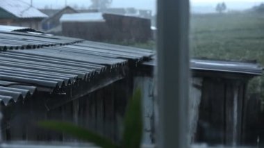 Yaz yağmuru. Yağmur köyden görünümünü