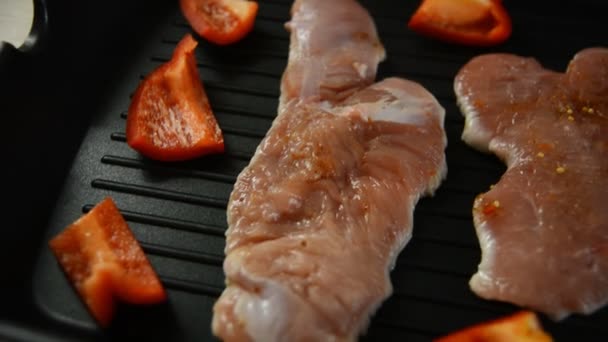 Fleisch auf dem Grill — Stockvideo