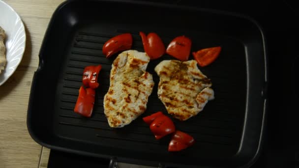 火鸡里脊肉烹饪烤架上 — 图库视频影像