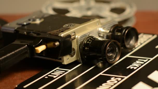 We veranderen de lens op een retro filmcamera — Stockvideo