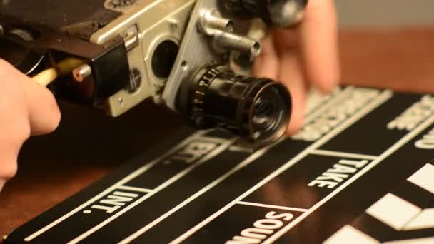 Biz bir retro film kamera lens değiştirme — Stok video
