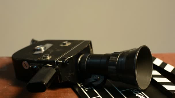 Homem recebe um mecanismo de mola em uma câmera de filme retro — Vídeo de Stock