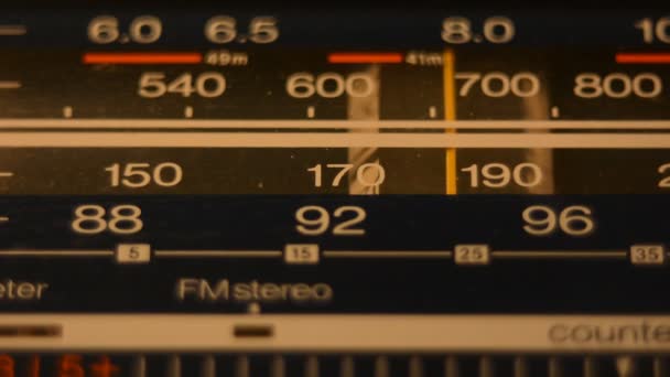 De wijzerplaat van de radio, zoeken naar stations — Stockvideo