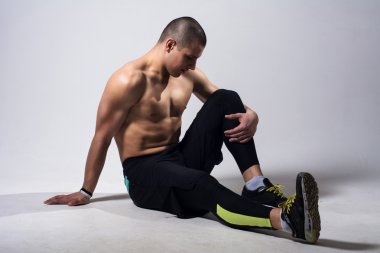 Dalgın çıplak gövde kaslı adam oturuyor