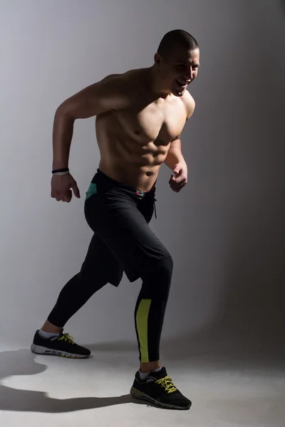 Gespierde jongeman lopen — Stockfoto