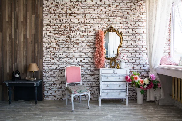 Interieur kamer met een bakstenen muur — Stockfoto