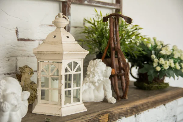 На деревянной настольной лампе, керамический ангел — стоковое фото