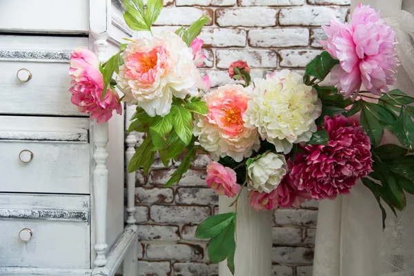 Artificial flowers in a vase standing — Stock Photo, Image