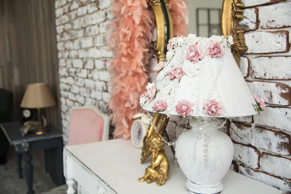 Lampskärm med rosa rosor och pärlor — Stockfoto