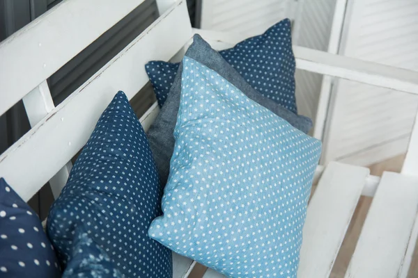 Zbliżenie: niebieskie poduszki leżą na drewnianych — Zdjęcie stockowe