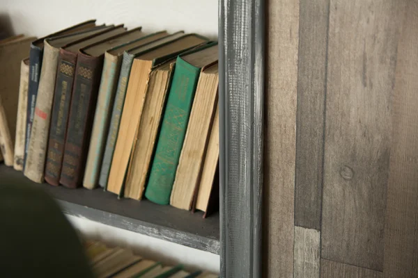 Старі книги на полиці крупним планом стоячи — стокове фото
