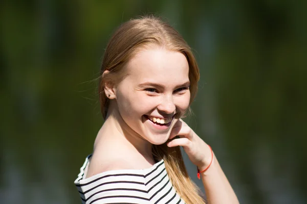 Retrato de uma jovem menina sorridente — Fotografia de Stock