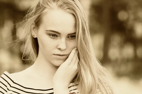 Close-up de menina pensativa em um vestido listrado olhando — Fotografia de Stock