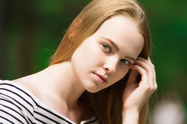 Portret van een jonge vrouw die wegkijkt — Stockfoto