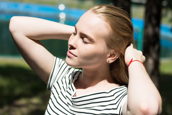 Portrét mladé ženy se zavřenýma očima — Stock fotografie