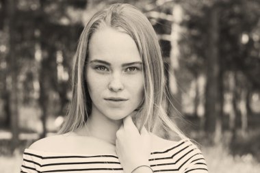 Güzel bir genç kadının yakın plan portresi.