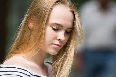 Düşünceli kız Close-Up