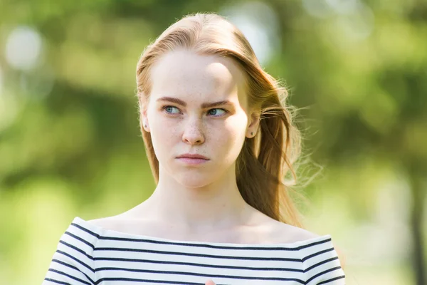 Mooi meisje met blond haar kijkt — Stockfoto