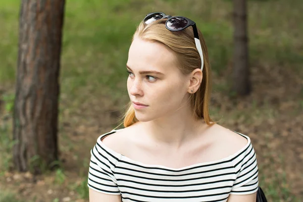 Portrait of a pensive young woman looking away — Stock Photo, Image