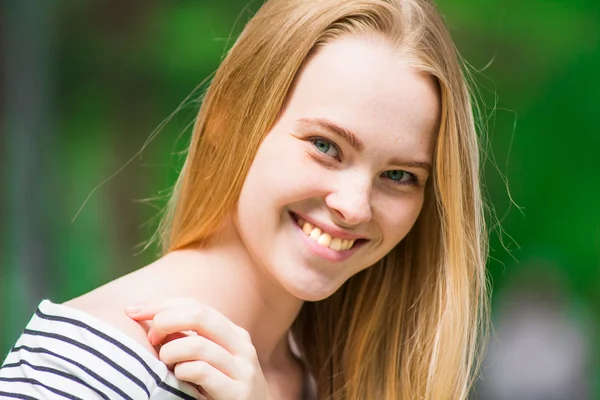 Femme souriante avec un sourire parfait — Photo