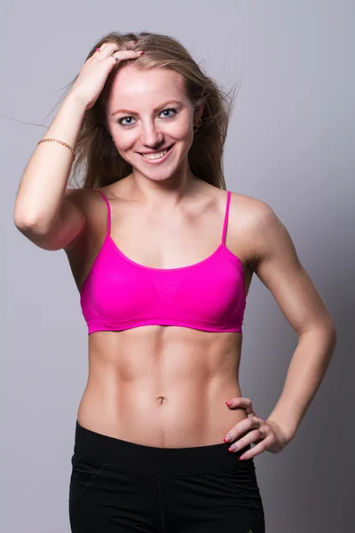 Retrato de una chica bonita sonriente dando forma . — Foto de Stock