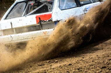 Autocross tozlu bir yolda.