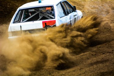 Autocross tozlu bir yolda.