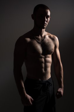 Çıplak gövdeli genç bir adam.