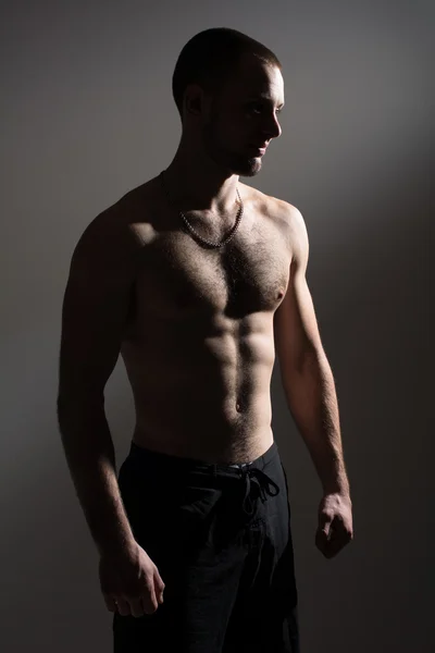 Junger Mann mit nacktem Oberkörper — Stockfoto