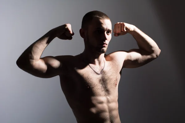 Athlete demonstrates muscles. — Stock Photo, Image