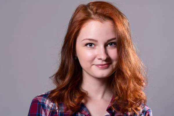 Smiling girl looking at the camera. — Stock Photo, Image