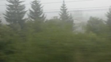 Bir tren araba penceresi görünümü