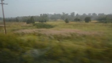 Hareket eden bir trenin pencere görünümünden