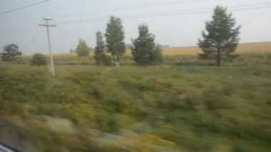 Hareket eden bir trenin pencere görünümünden