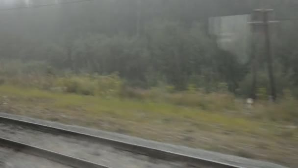 Ventana vista desde el tren sobre los rieles — Vídeo de stock