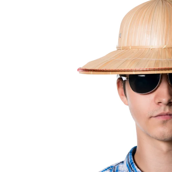 Plan demi-visage d'un gars avec un chapeau de paille avec des lunettes de soleil — Photo