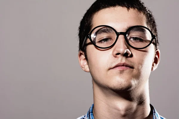 Nahaufnahme Porträt Mann in Brille mit nachdenklichem Gesichtsausdruck auf — Stockfoto