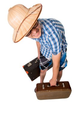 Gözlüklü genç ve çekici bir adam ve iki bavul t için hazır