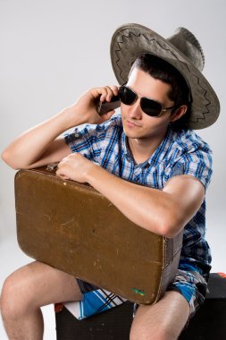 adam telefonda konuşmak çanta.