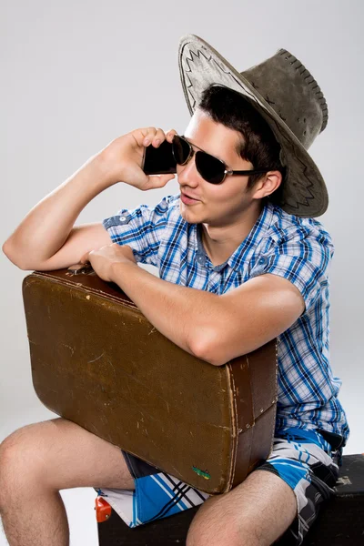 Uomo con valigia che parla al telefono . — Foto Stock