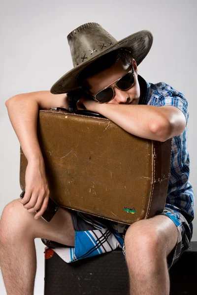Muž s kufrem je čekající hovor. — Stock fotografie